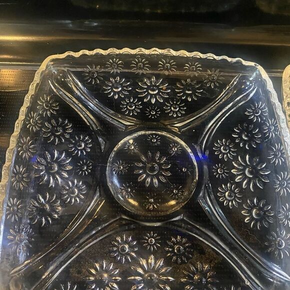 Set Of 2 Vtg Mid Century sunflower Daisy Clear‎ 6.5" Square EAPG pressed glass - Picture 2 of 5